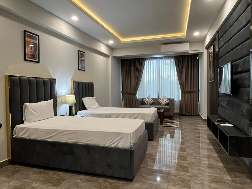 Hotel de Papae Intl