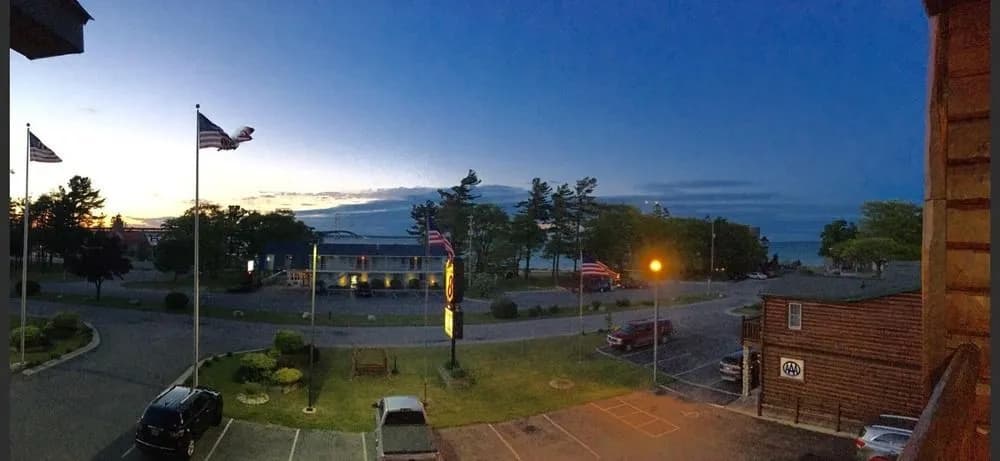 Super 8 By Wyndham Bridgeview Of Mackinaw City