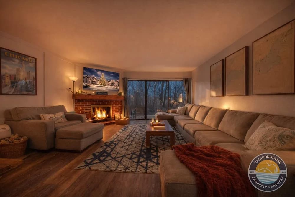 Lake Geneva Condo With Pool, Fireplace & Parking
