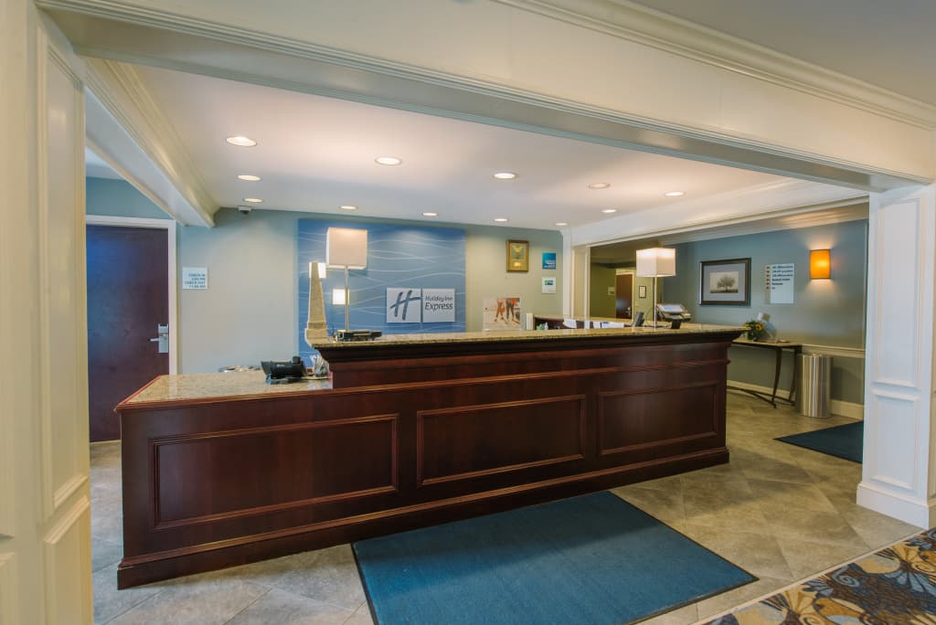 Holiday Inn Express & Suites Merrimack – Nashua by IHG
