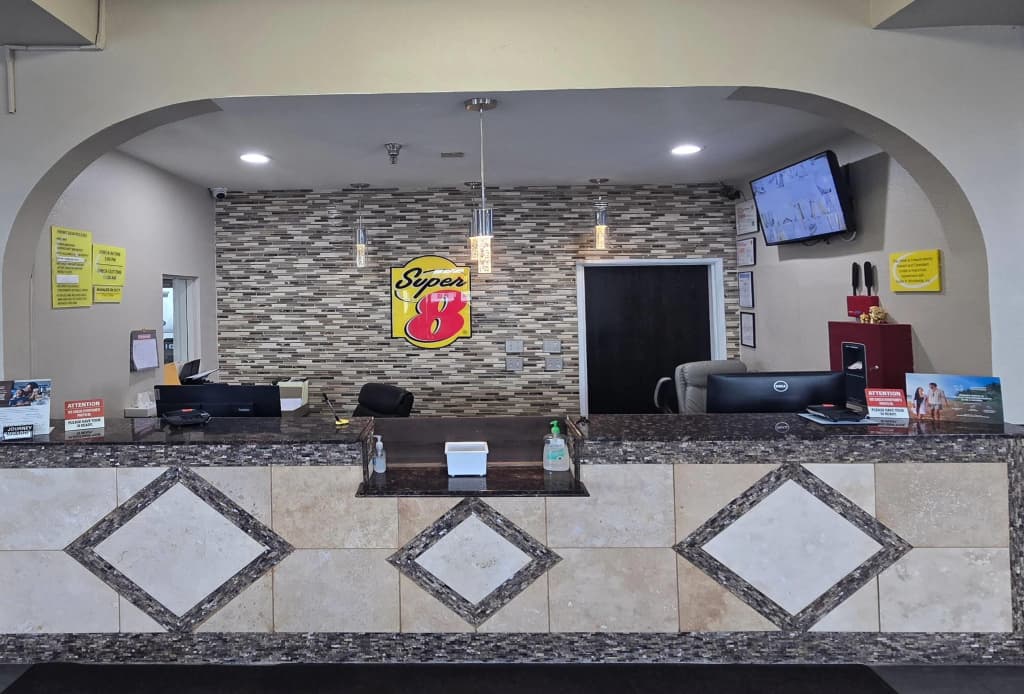 Super 8 by Wyndham Kansas City