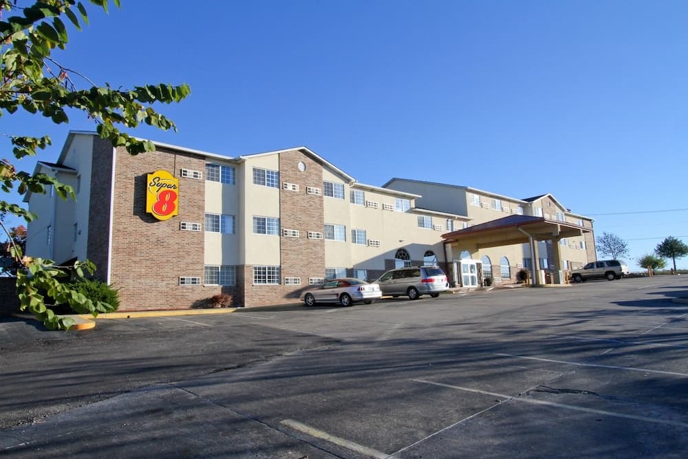 Super 8 Kc/Adj. To Worlds Of Fun