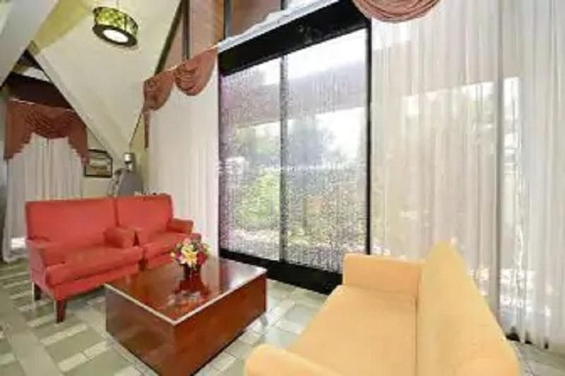 Howard Johnson by Wyndham Clifton NJ