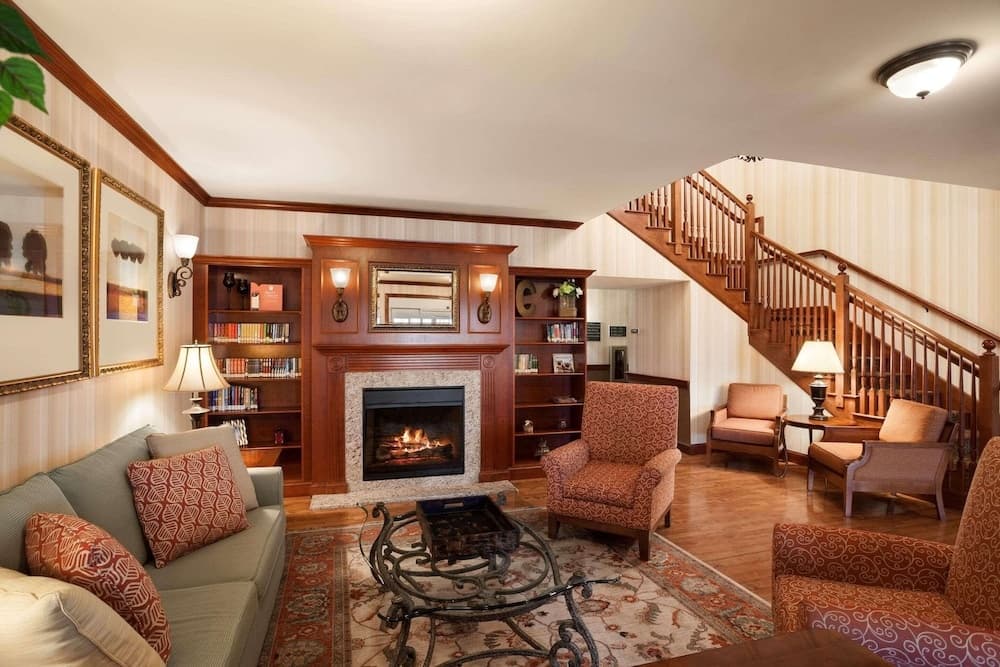 Country Inn & Suites Manchester Airport