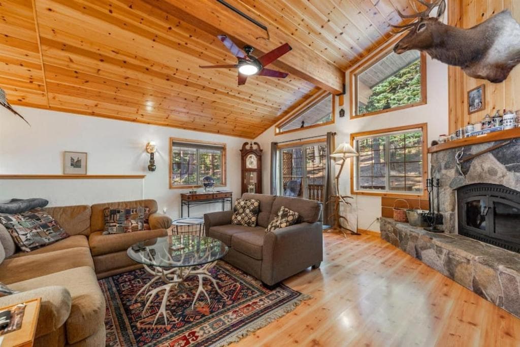 Wolf's Lair by Avantstay Swiss Chalet w/ Private Hot Tub & Access to Northstar Resort Community