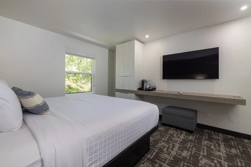Montclair Inn & Suites