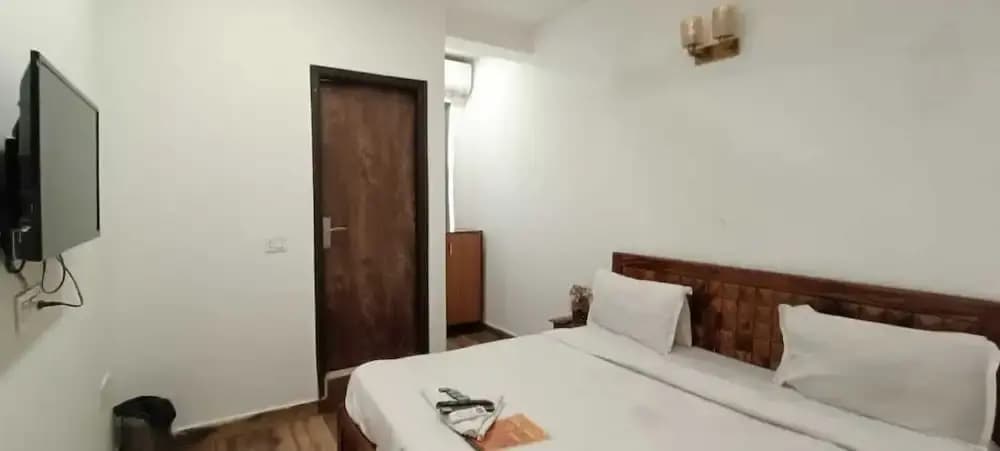 Roomshala Hotel Seven Near Aims