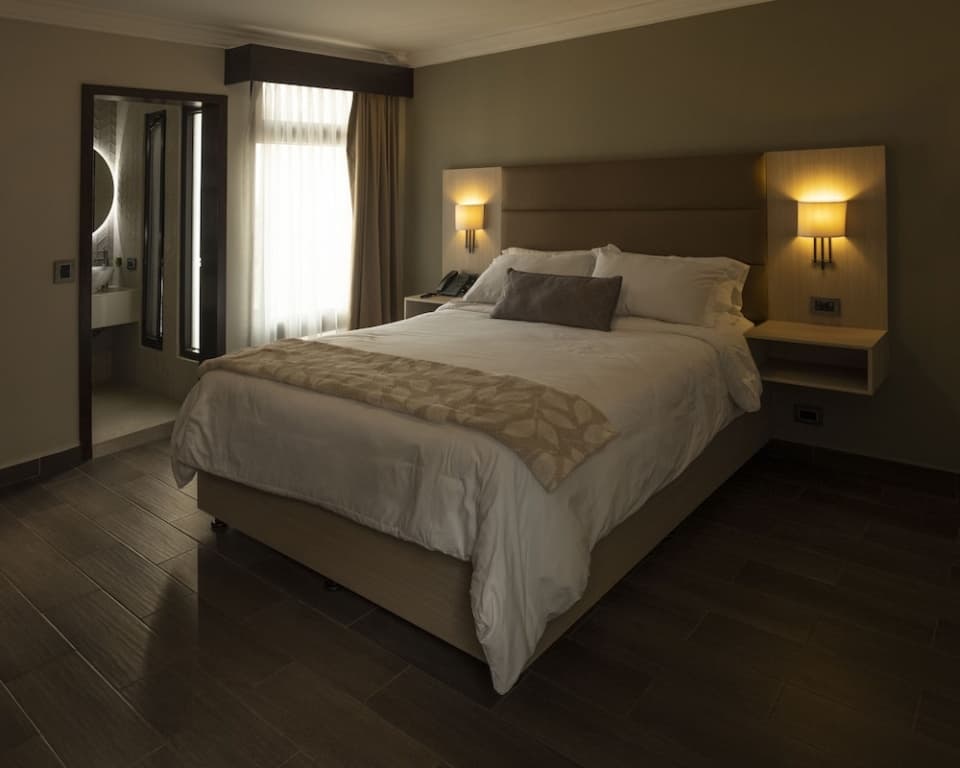 L Aurora Inn