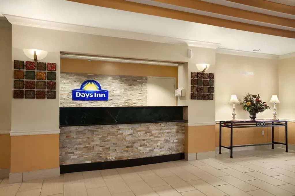 Days Inn & Suites Cedar Rapids