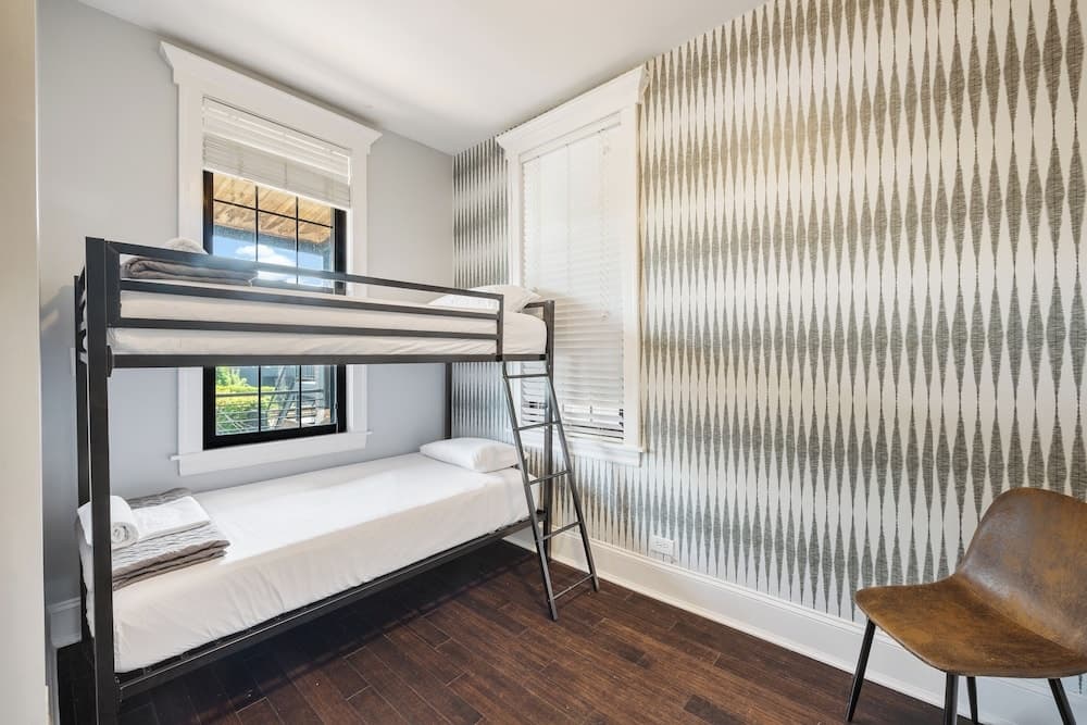 Wrigleyville Suites
