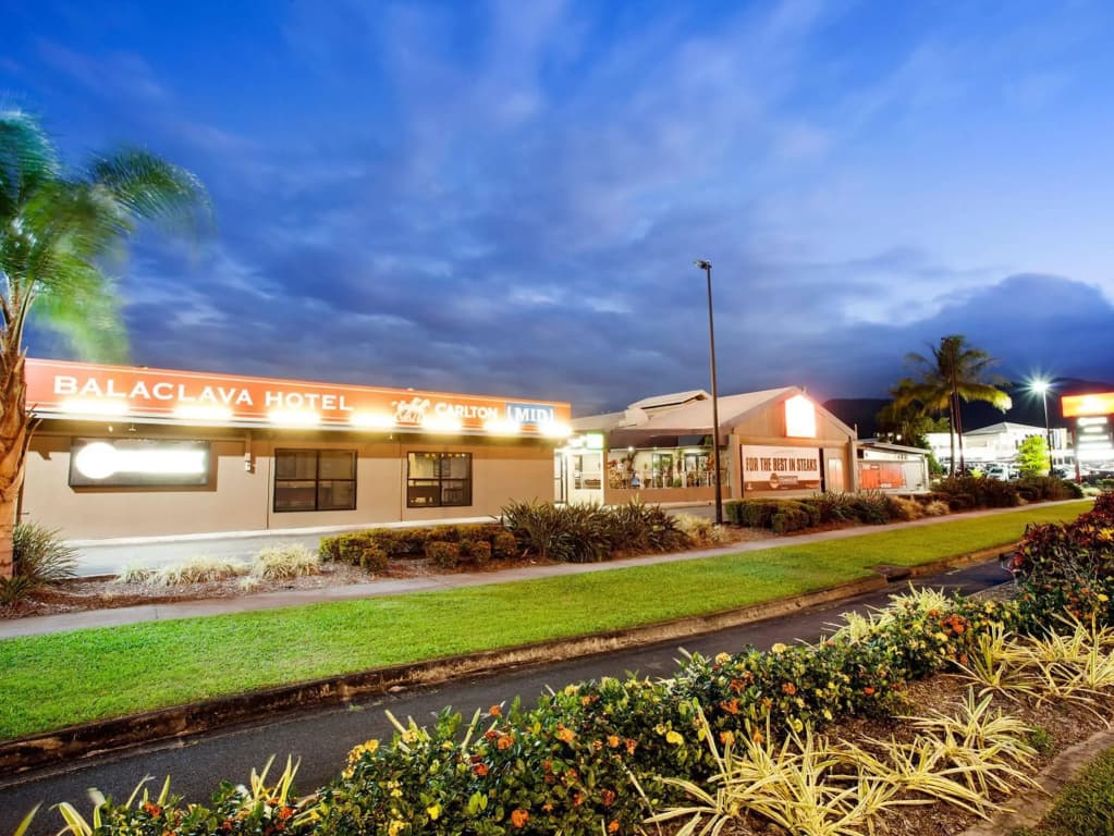 Nightcap at Balaclava Hotel
