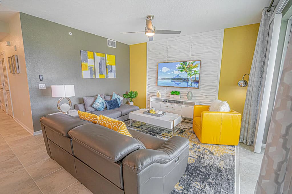 Only 5 Miles from Disney! Free Water Park! 2 Bed, 2 Bath Condo, Sleeps 8