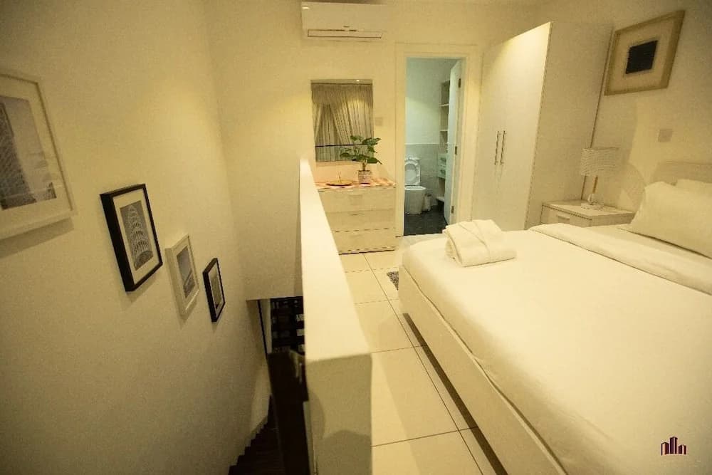 Embassy gardens luxury by Cozy