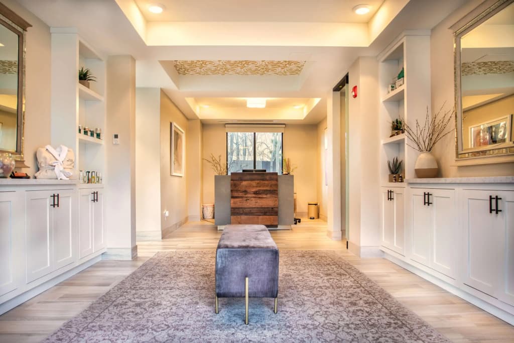 Cliffrose Springdale Curio Collection by Hilton
