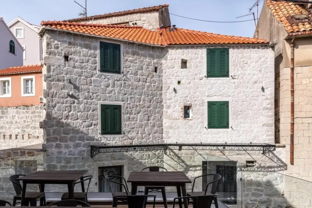 Historic Plaza Varos - Adults Only