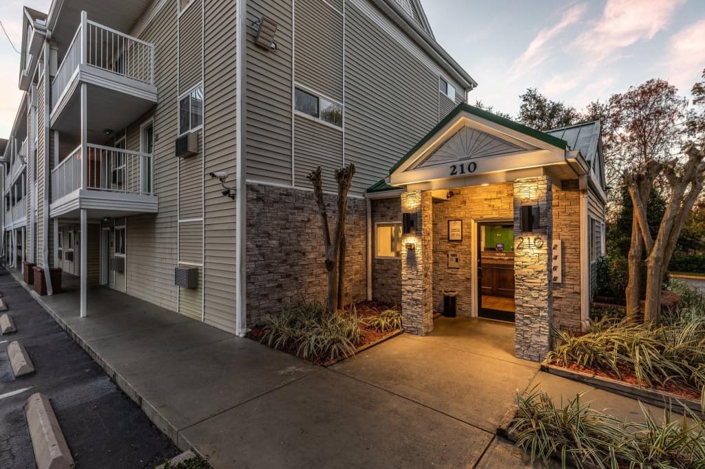 HomeTowne Studios Orlando - Casselberry