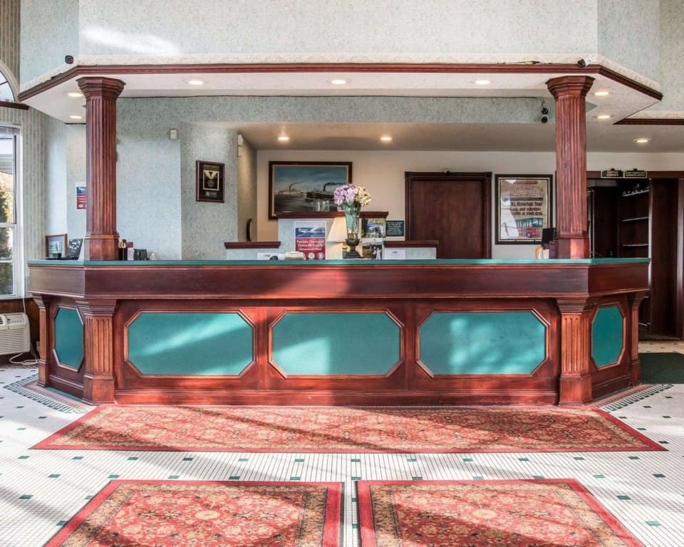 Clarion Hotel Mackinaw City Beachfront