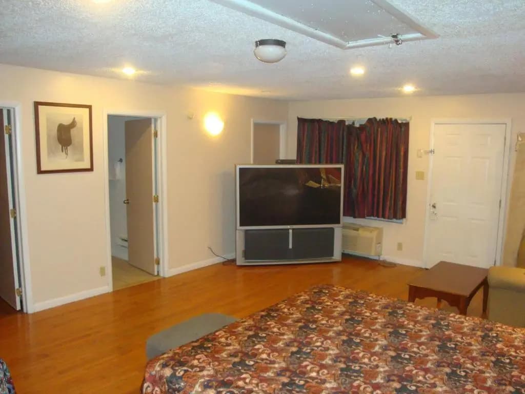 Economy Motel Inn & Suites